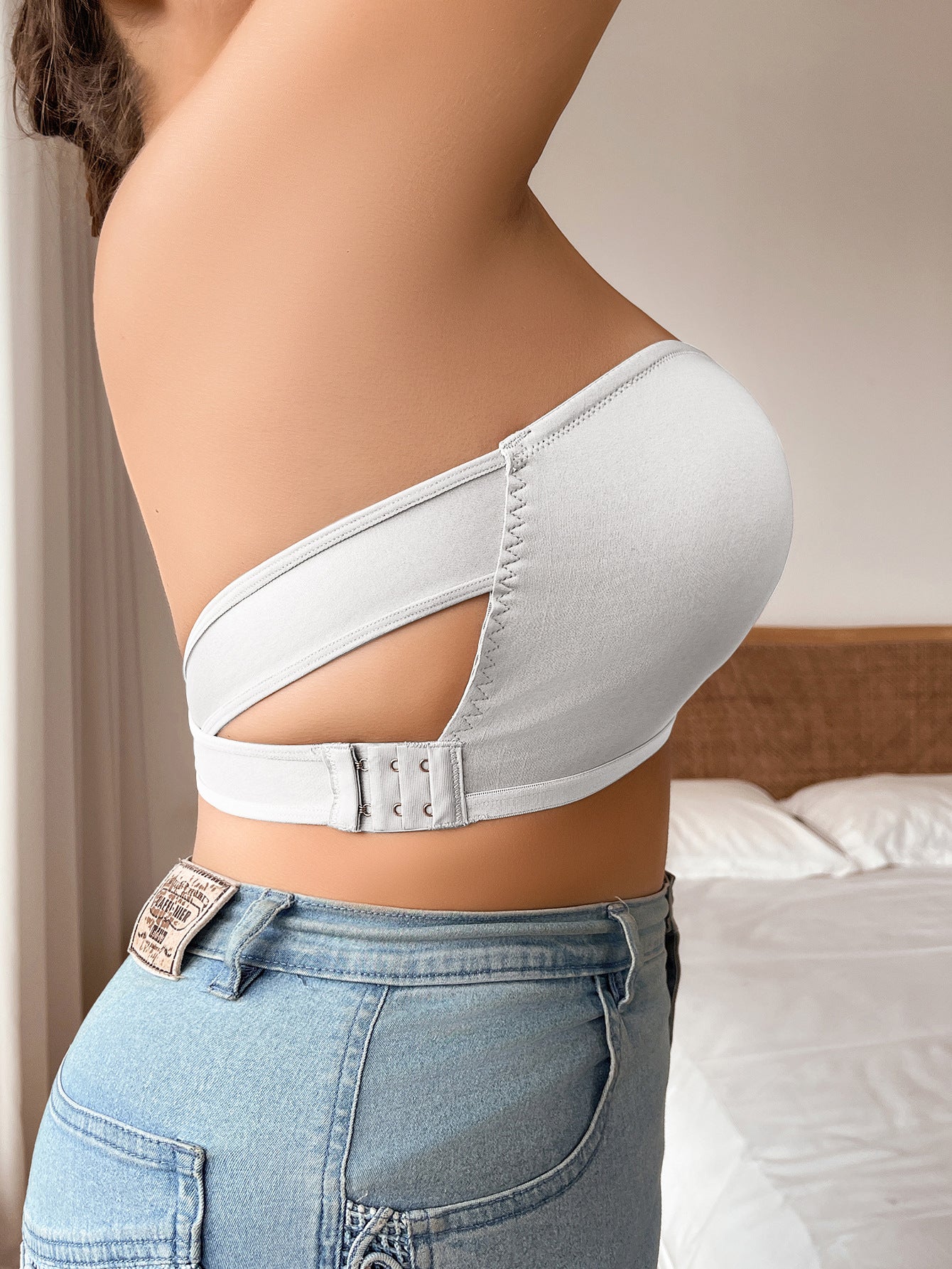 Sexy Strapless Non-Slip Gathered Back Wire-Free Bra White